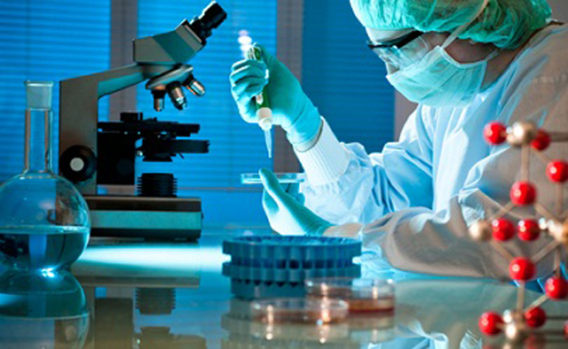 workers testing filling sealing samples การทดสอบในห้องปฏิบัติการโดยใช้เครื่องปิดผนึกแบบหลอดบรรจุ