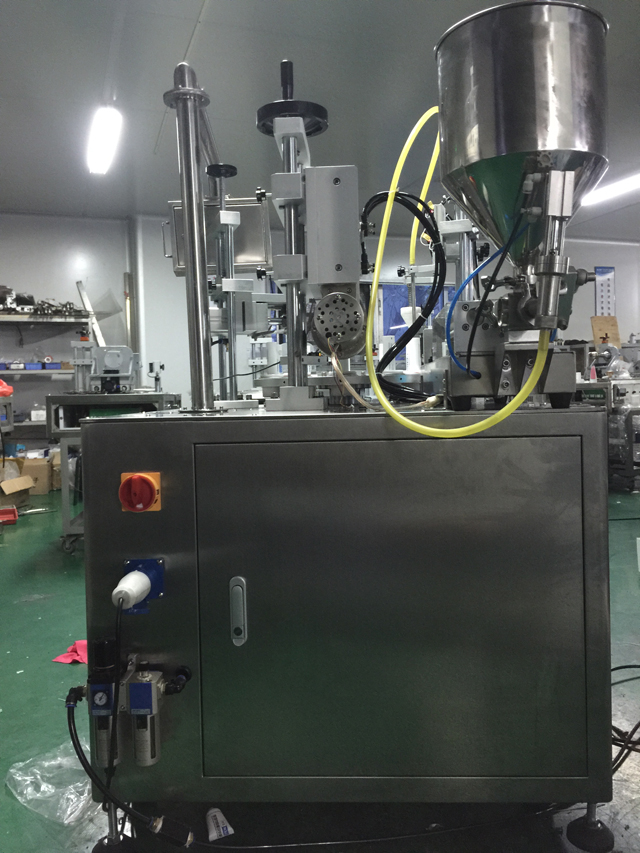tubes filling ultrasonic sealing machine semi automatic ด้านหลังของเครื่องบรรจุและปิดผนึกท่อ.jpg