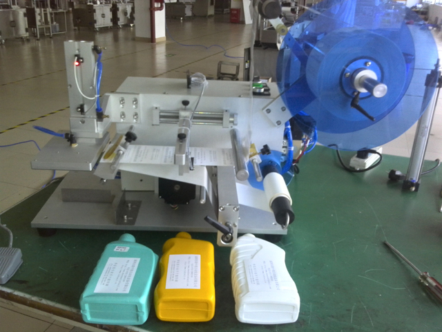 bottles labeling machine semi automatic อุปกรณ์ติดฉลากขวดแบน.jpg