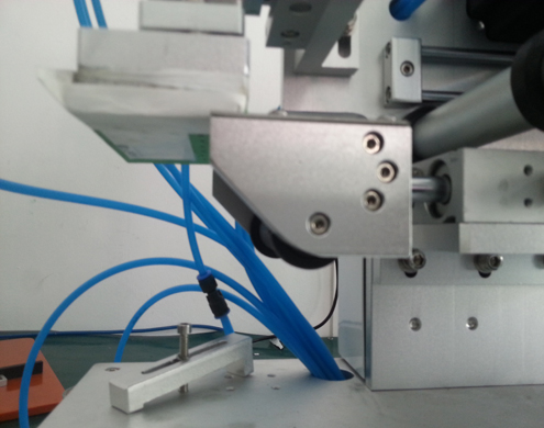 semi automatic flat bottles labeling equipment เครื่องติดฉลากแบบแบนด้วย PLC ขั้นสูง (2).jpg