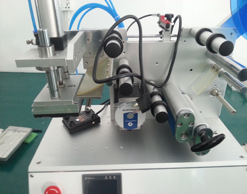 flat surface labeling equipment semi automatic อุปกรณ์ติดฉลากพื้นผิวเรียบ (3).jpg