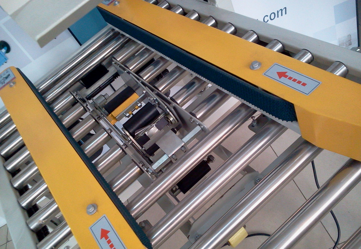 carton sealing stainless steel roll ภาพระยะใกล้ของเครื่องปิดกล่องแบบกึ่งอัตโนมัติ jpg