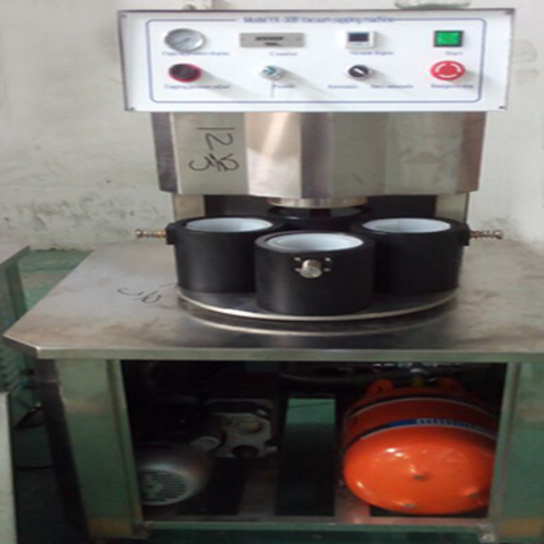 illustration of vacuum capping machine semi automatic ภาพประกอบสำหรับการปิดฝาสูญญากาศ