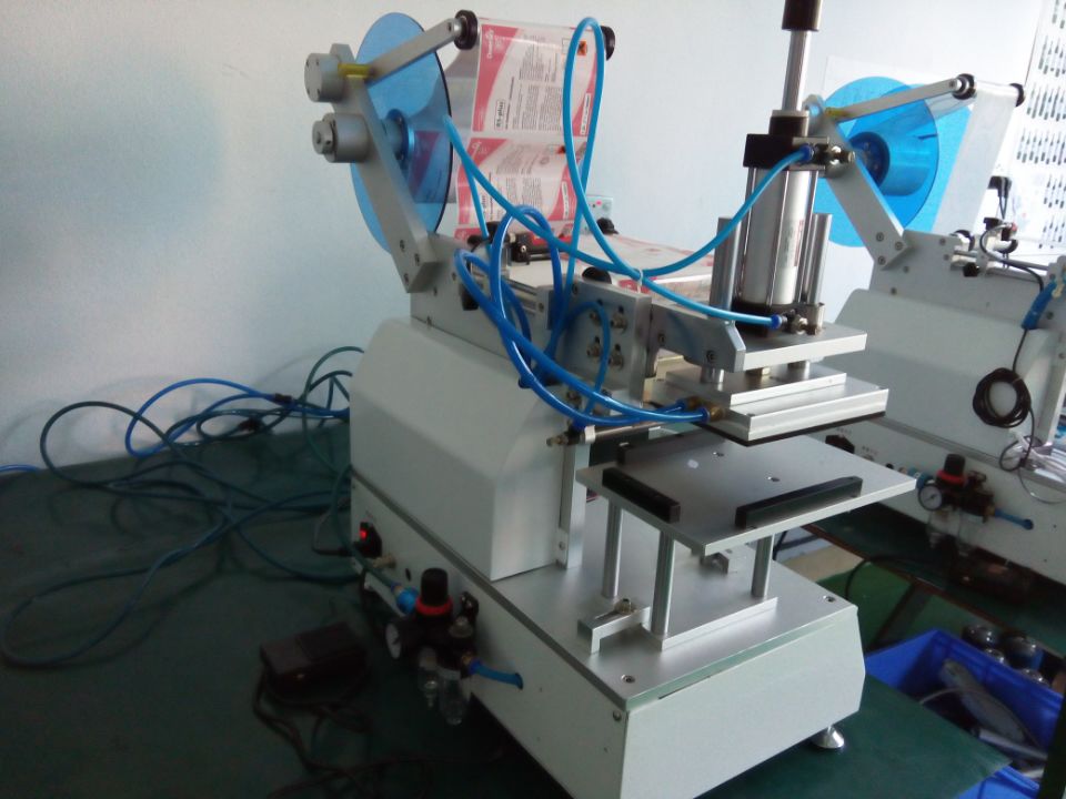 bags labeling machine customized ภาพด้านหลังของเครื่องติดฉลากถุง.jpg