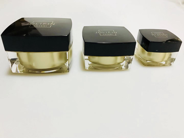 ขวดเหลี่ยมสีดำสำหรับปิดฝา